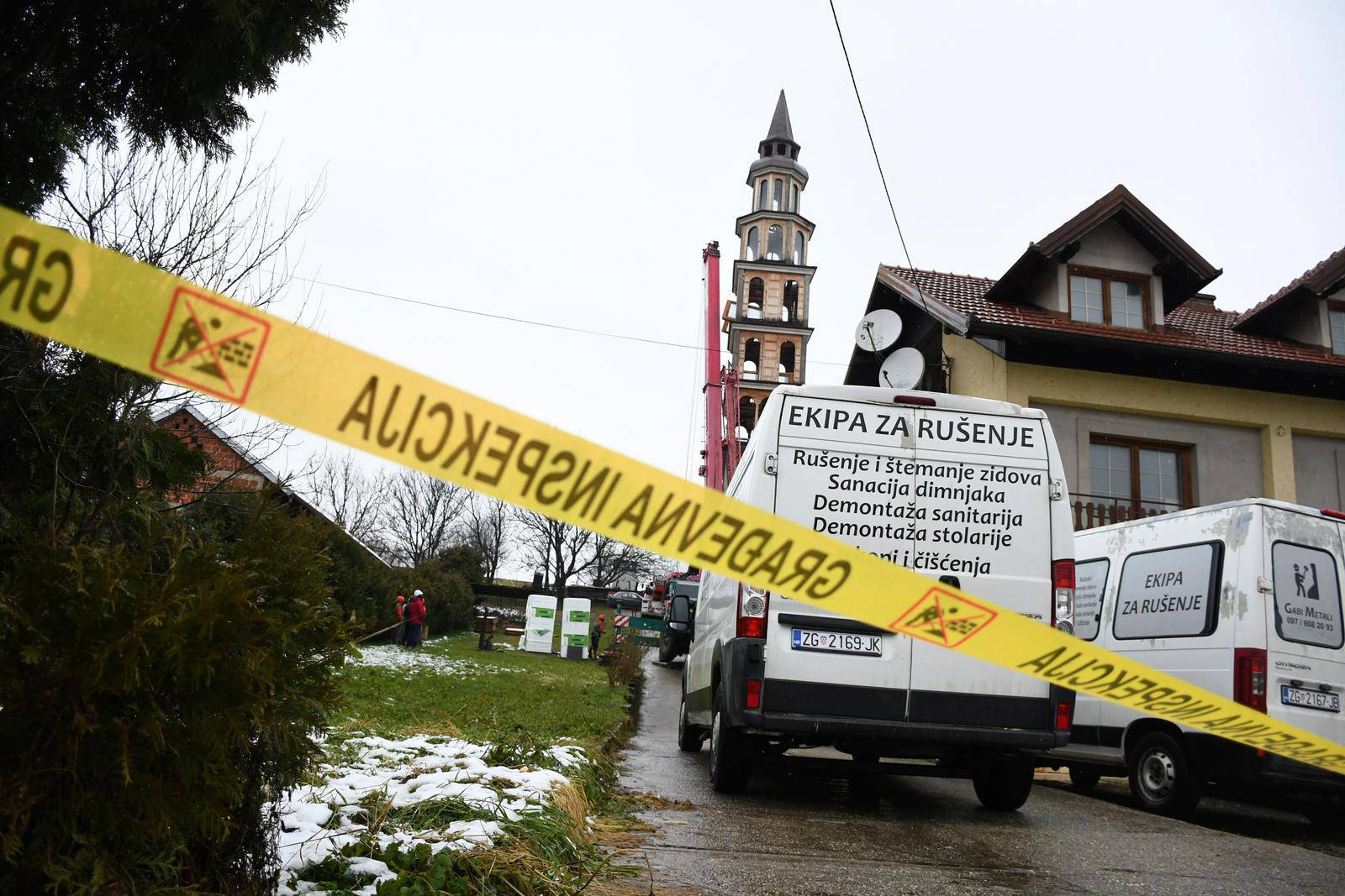 Počelo rušenje 34 metara visokog tornja u dvorištu obiteljske kuće između Majurca i Križevaca