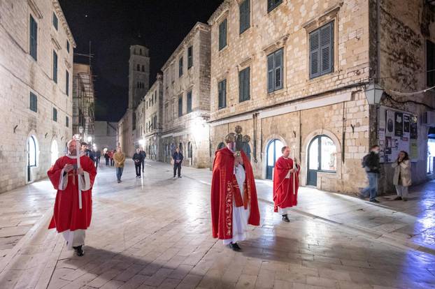 Dubrovnik: Mate Uzinić s dva svećenika u procesiji gradom obilježijo muku gospodnju