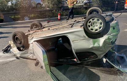 Split: Auto se prevrnuo na krov, jedan čovjek ozlijeđen