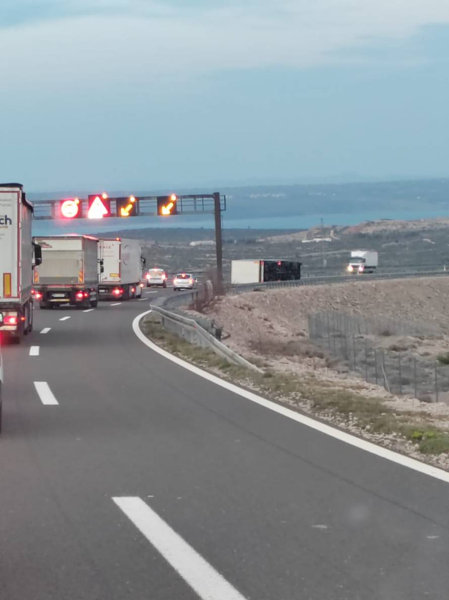 VIDEO Prevrnuo se kamion kod Svetog Roka: Bura zatvorila A1