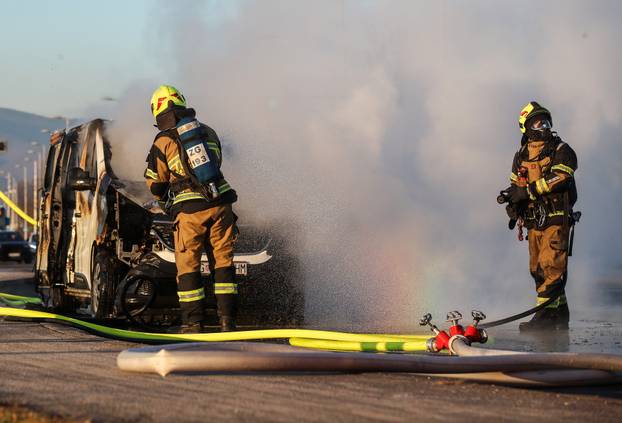 Zagreb: Požar kombi vozila na  Aveniji Većeslava Holjevca