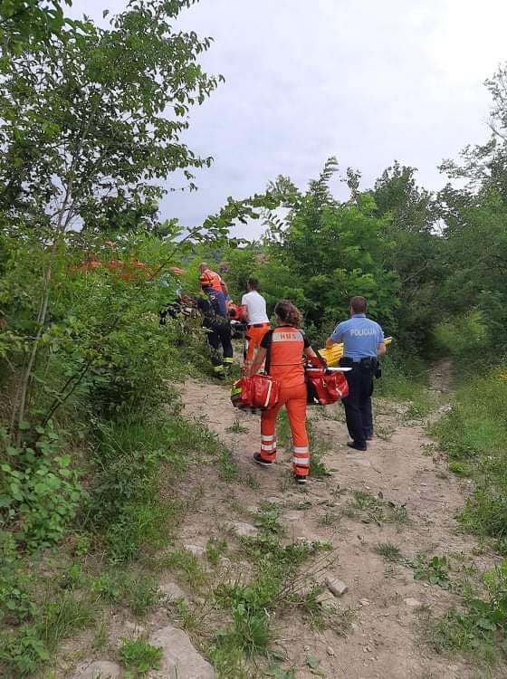 Biciklist pao, ozlijedio glavu i vilicu, spašavali ga vatrogasci