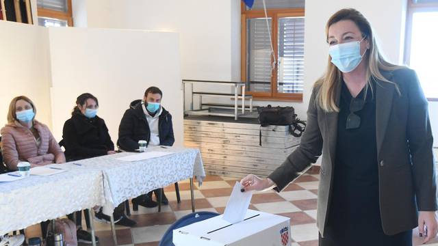 Glasovanje kandidatkinje HDZ-a Anite Živković na prijevremenim izborima u Rogoznici