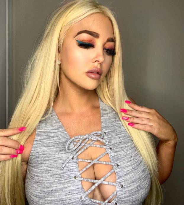 FOTO Bujnoj influencerici ova fobija otežava život: 'Bojim se!'