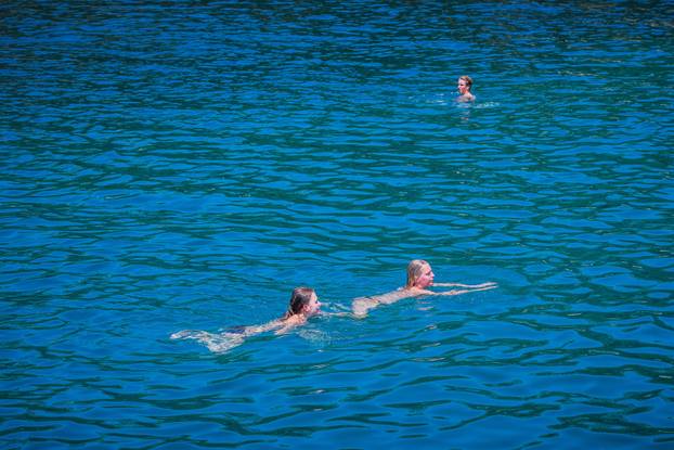 Gužva na splitskoj plaži Kasjuni podno Marjana