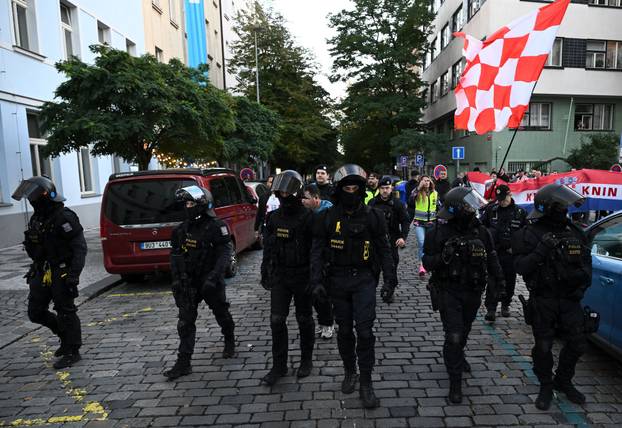 Prag: Hrvatski navijači u korteu idu do stadiona