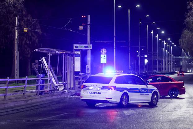 Prometna nesreća u Zagrebu, automobilom se zabio u tramvajsku stanicu