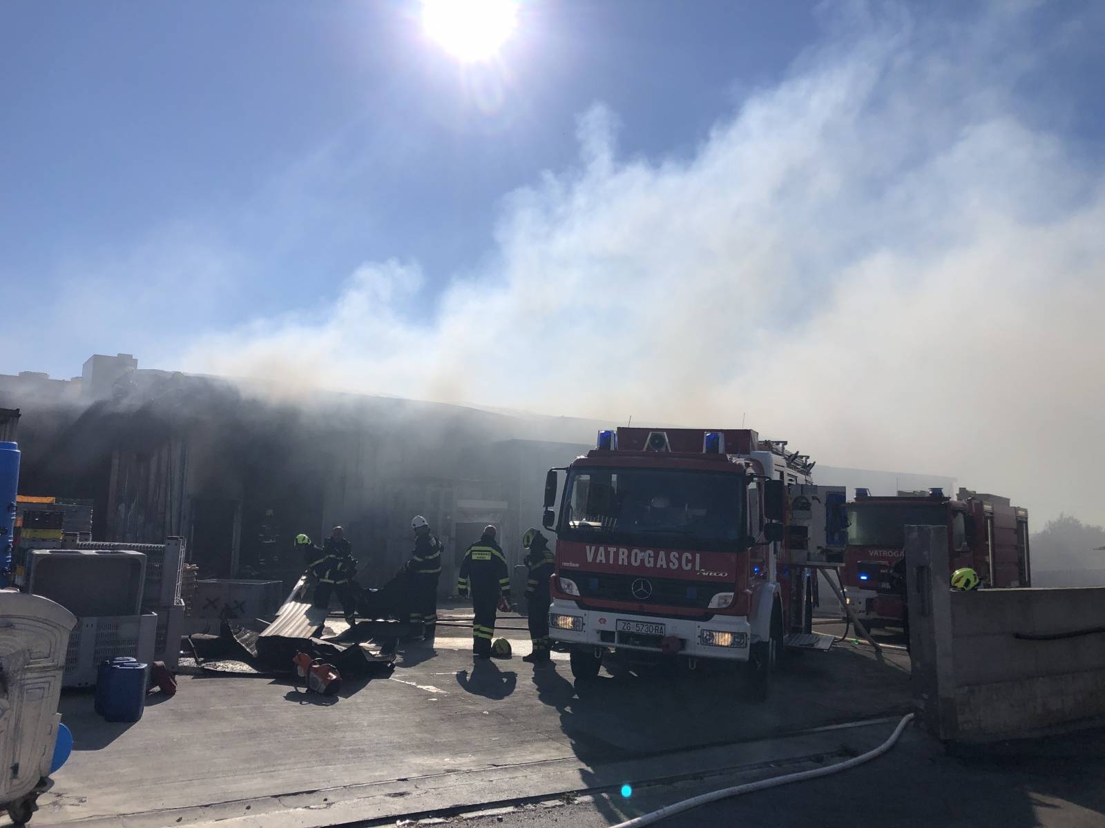 Kaštel Novi: Vatrogasci ugasili požar u tvornici za preradu ribe
