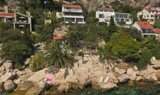 Idila na Hvaru: Kamena kuća sa 'svojom' plažom i privatnim vezom za 3,5 milijuna eura