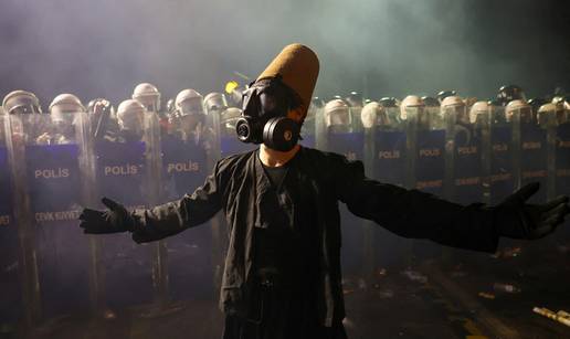 FOTO Turci i petu noć na ulicama u sukobima s policijom. Uhićeni Imamoglu: 'Borba je  ključna...'