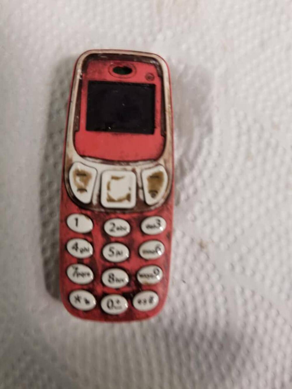 Četiri dana hodao s 'Nokijom 3310' u želucu, izvadili je bez reza: Navodno Snake još radi