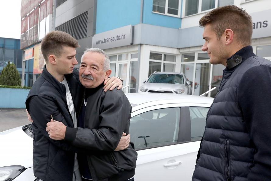 Livaković i Čondrić kupili auto legendarnom treneru golmana!