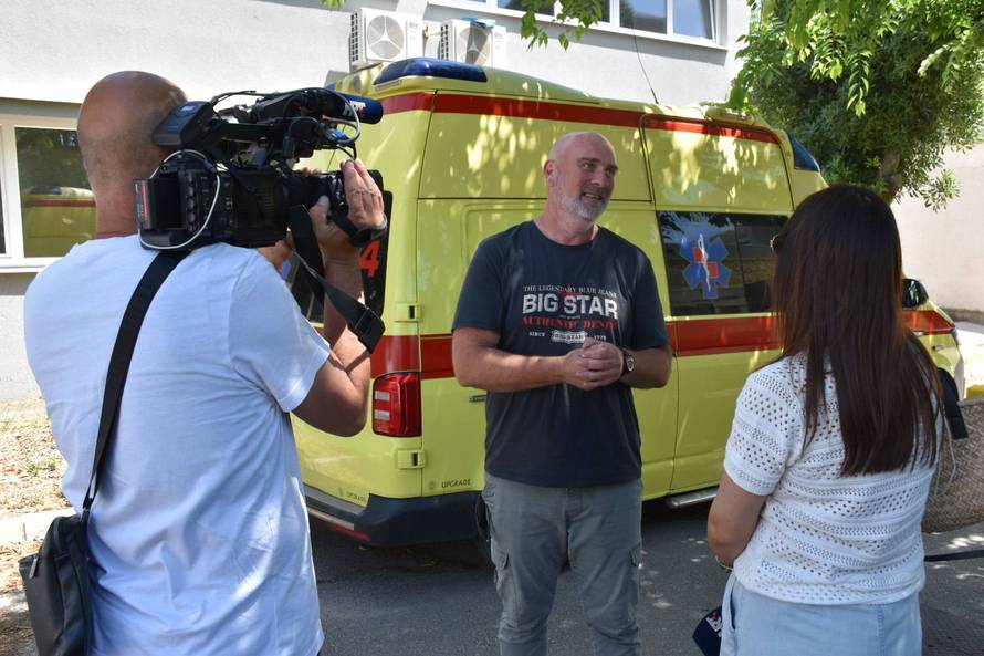FOTO Muž porodio ženu u autu ispred Hitne u Pločama: 'Naša Lucija je malo požurila van...'
