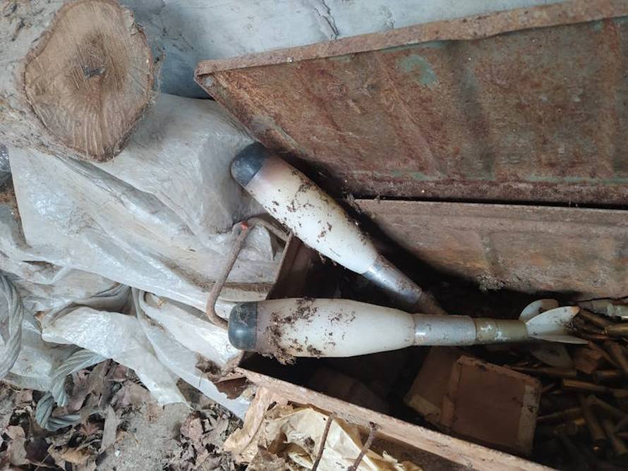 FOTO Hrvatica predala policiji bombe, puške, streljiva... Pogledajte što je sve imala