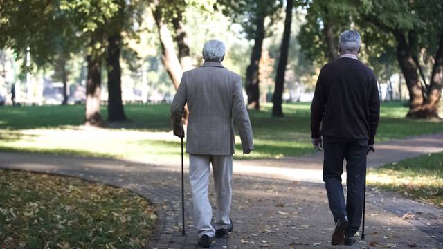 Sporiji hod iz godine u godinu u starijoj dobi može biti znak kognitivnog propadanja ljudi