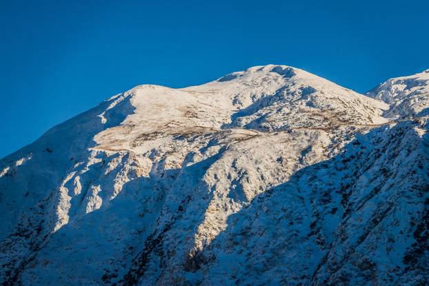 Park prirode Blidinje i zaleđeno jezero tijekom sunčanog zimskog dana