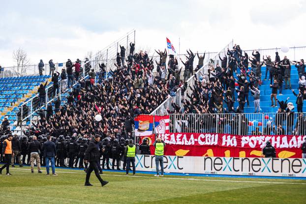 Utakmica Kupa Srbije između Novog Pazara i Crvene zvezde prekinuta je već u prvoj minuti nakon sukoba navijača beogradskog kluba i policije