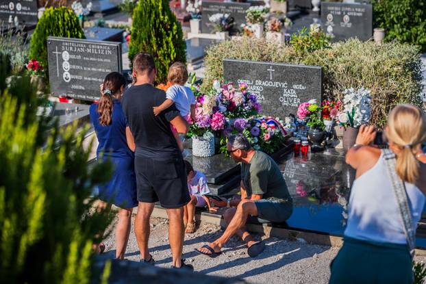 Vela Luka: Prije točno 5 godina umro je Oliver Dragojević, građani na njegovom grobu pale svijeće i ostavljaju poruke 