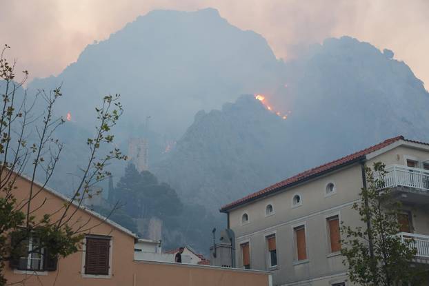 Požar kod Omiša i dalje bukti