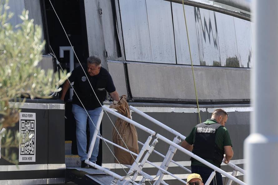 Policijski očevid u Milni nakon tragične pomorske nesreće u Splitskim vratima