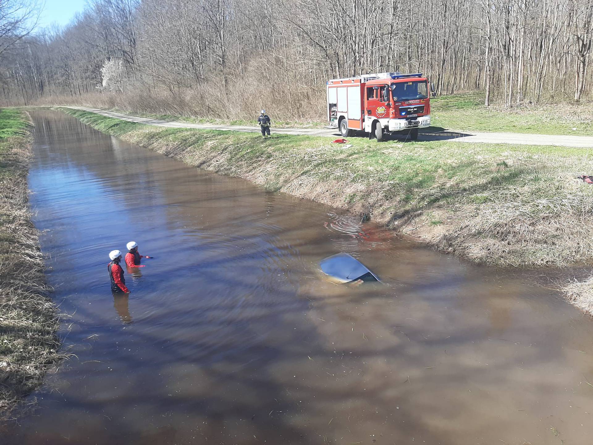 Kod Nove Gradiške vozač sletio autom u kanal pun vode i sam izašao: Auto izvukli vatrogasci