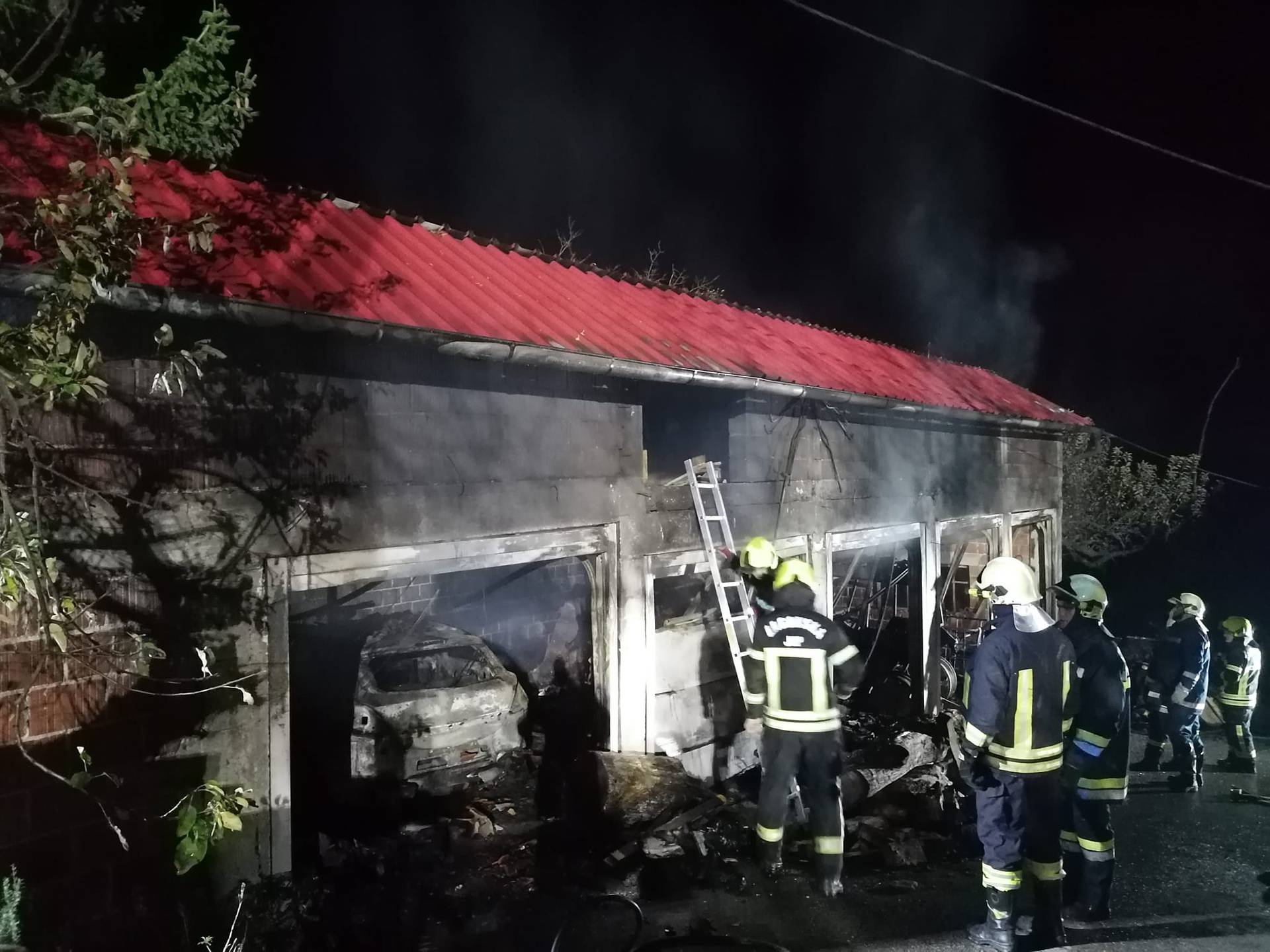 FOTO Buktinja u Zagorju: Auto i dva traktora izgorjeli u garaži, s vatrom se borilo 13 vatrogasaca