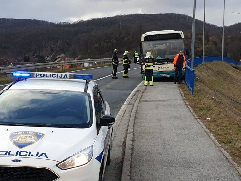 Pozlilo vozaču školskog busa: Zabili se u ogradu, u bolnici je