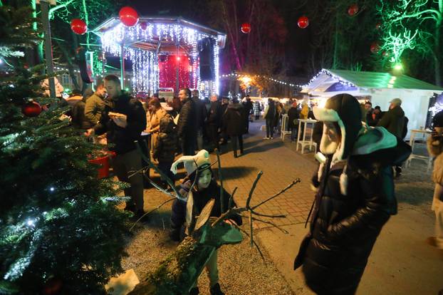 Karlovac: Svečano otvoren Advent