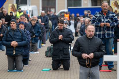 FOTO U Zagrebu opet molitelji i prosvjednici na glavnom trgu