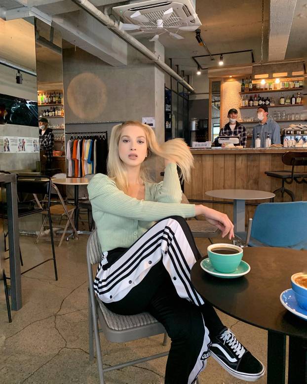 FOTO Srpska voditeljica osvojila euroligaške parkete, zablistala i u Zadru. Govori tri strana jezika