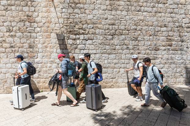 Sunčan dan na ulicama Dubrovnika