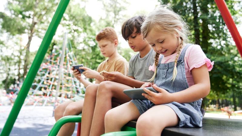 Djeca pred ekranima i do osam sati dnevno! Stručnjaci poručili: Zabrane nisu rješenje