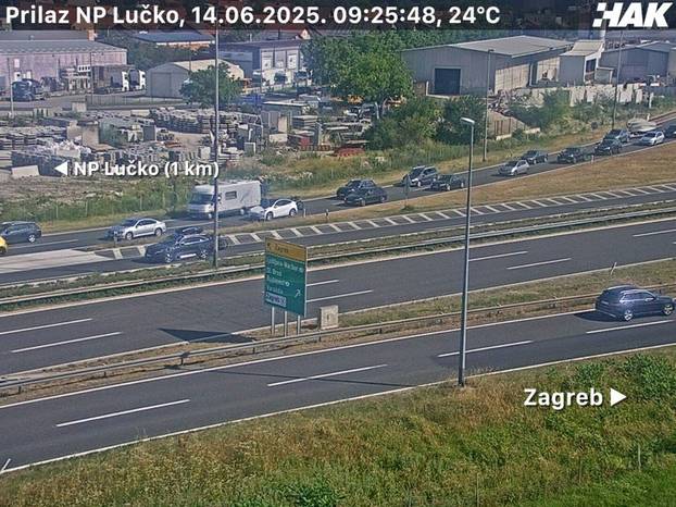 Crowds toward the sea from early morning. Waiting for Lucko, at the entrance to Croatia column 5 km