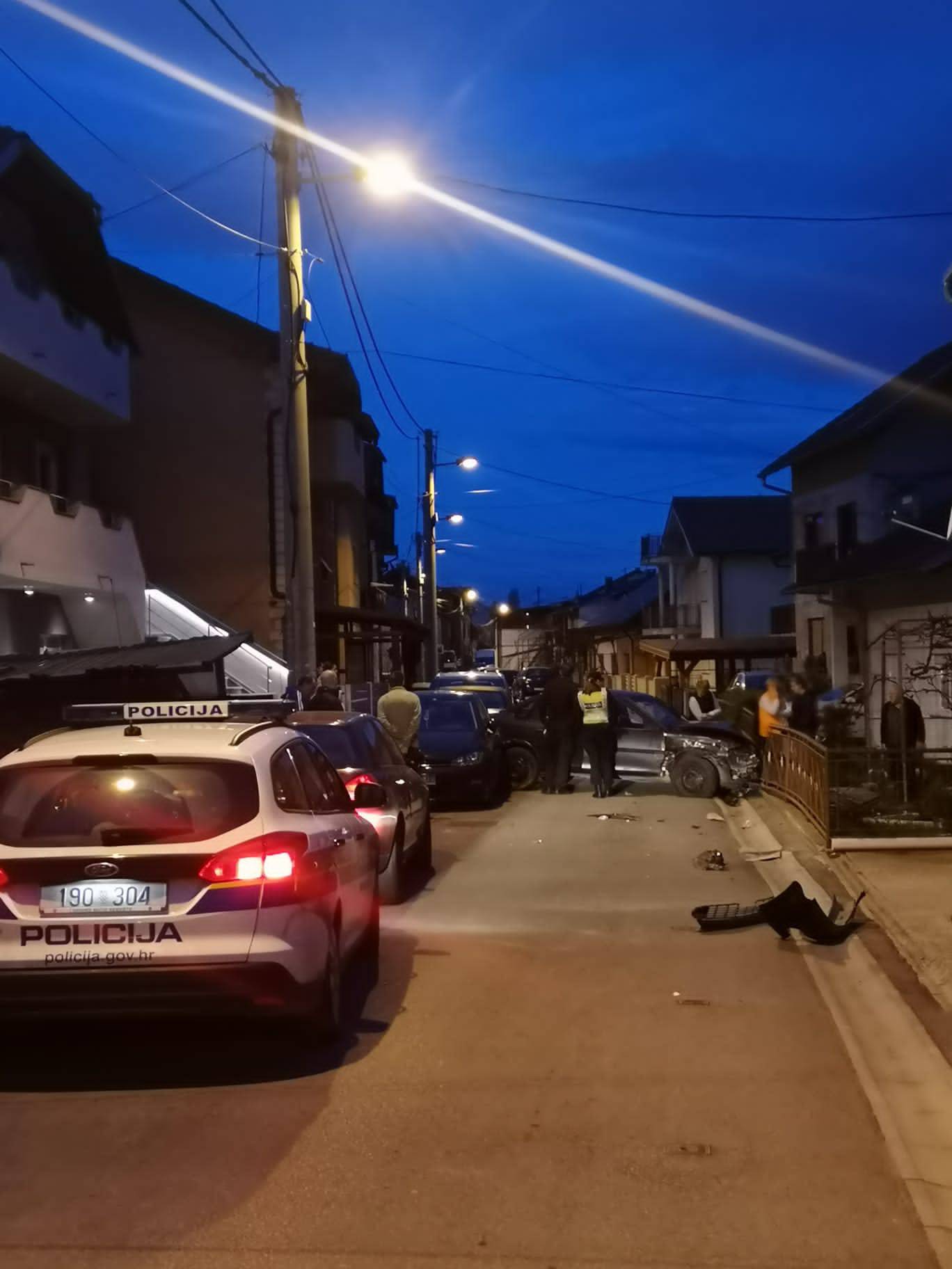 VIDEO Lom u Dubravi: Vozač razbio nekoliko parkiranih auta, napravio kaos pa bježao policiji