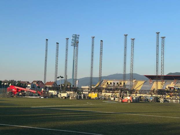 FOTO Evo kako teku pripreme za koncert Thompsona u Zaprešiću: Stigla oprema, slažu pozornicu