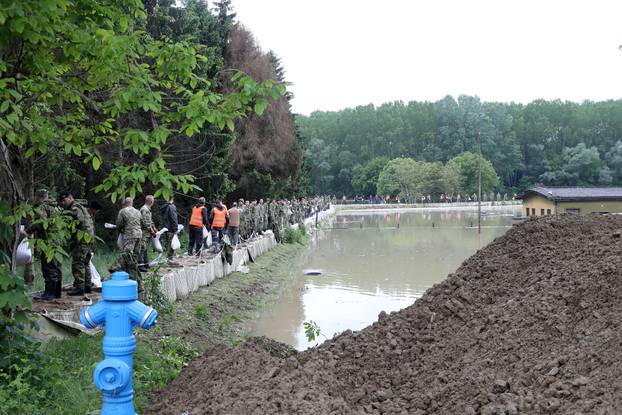 Sisak: Udruga za terapijsko i rekreacijsko jahanje "KAS" poplavljena je nakon pucanja nasipa