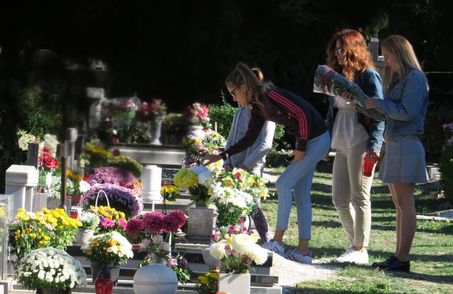 Dan je Svih svetih: Pogledajte fotografije s hrvatskih groblja