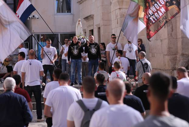 Split: Na Peristilu se održala još jedna muška molitva krunice