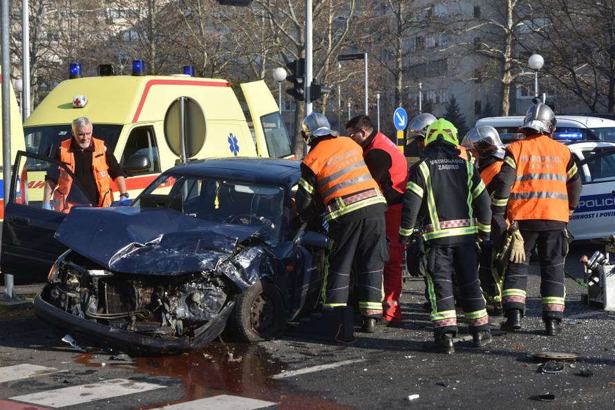 Vatrogasci ih izvlačili iz auta: Žena (83) preminula u bolnici