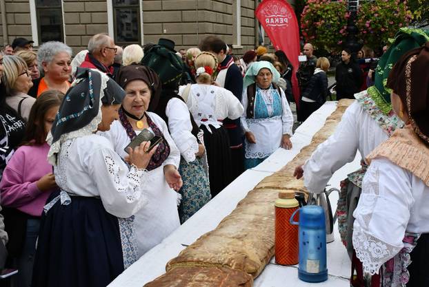 FOTO Slavonski Brod oborio rekord: Na Pogačafestu ispekli pogaču dugačku 20 metara!