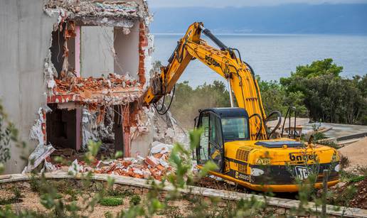 VIDEO Počelo je! Pogledajte kako bager ruši  bespravnu vilu Frane Barbarića u hvarskoj uvali