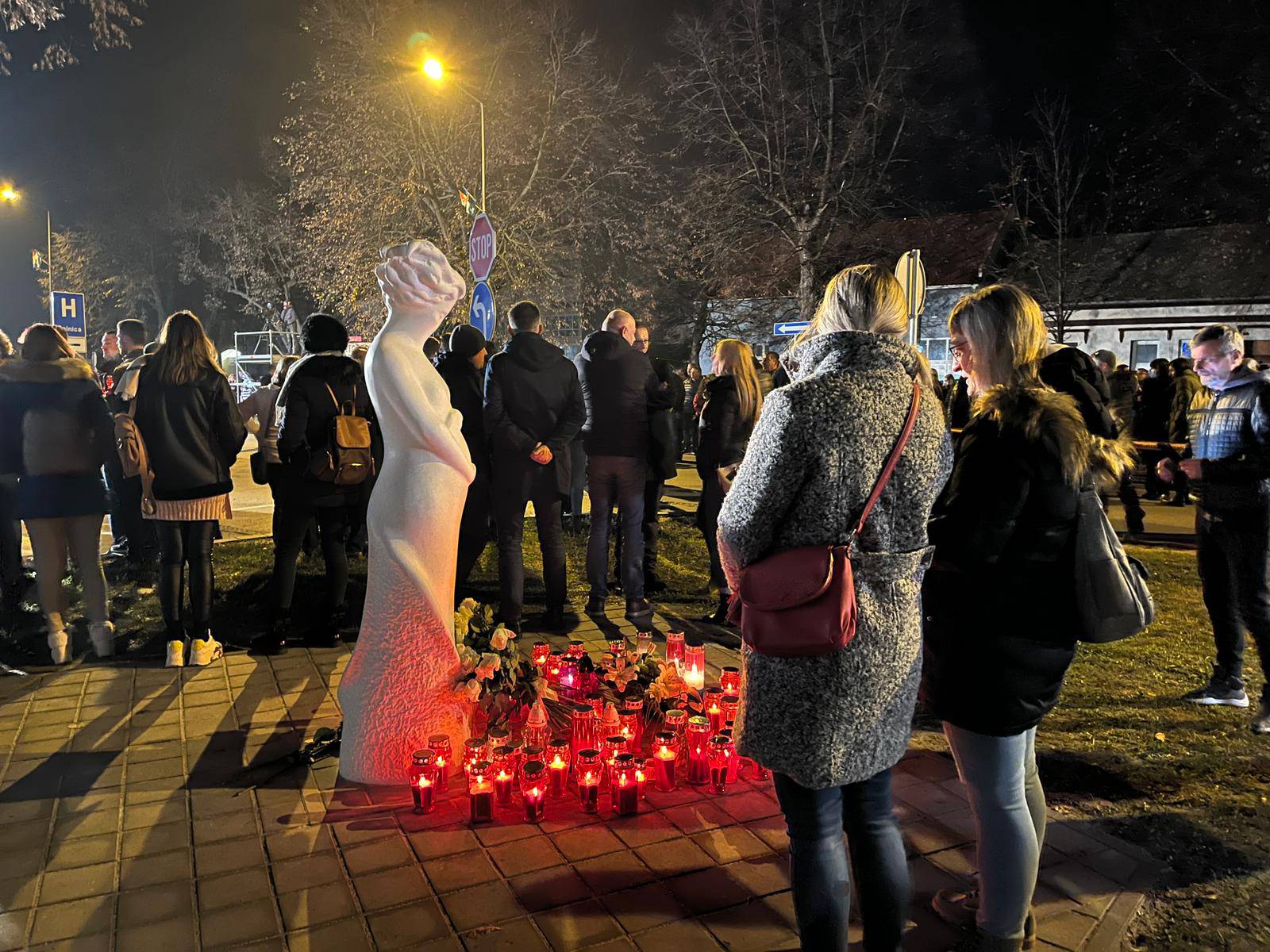 Hrvatska odala počast žrtvama: U svakoj Vukovarskoj gorjele svijeće, bakljada u Crikvenici