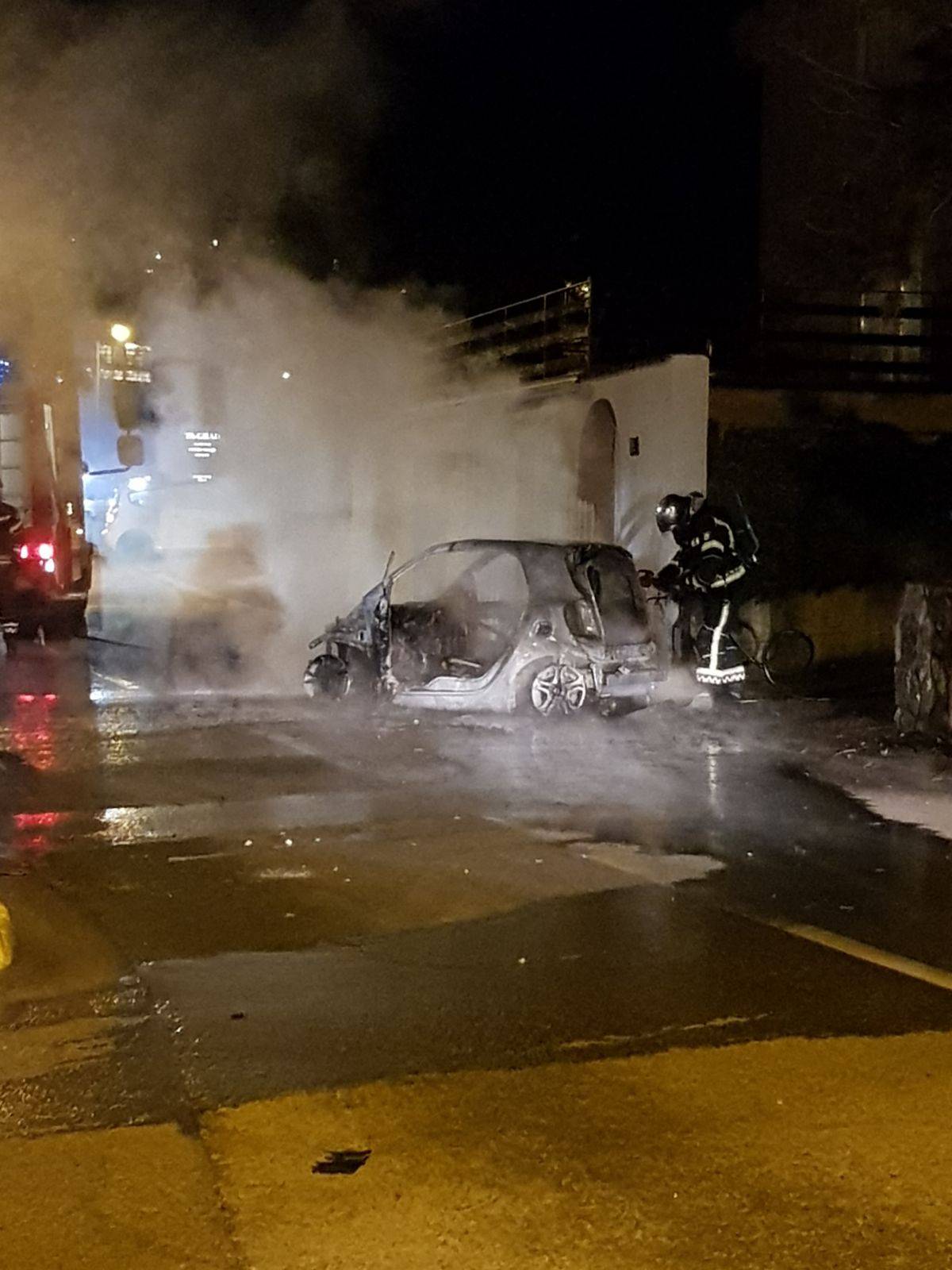 Zapalio se auto u Zagrebu: Šest vatrogasaca gasilo požar