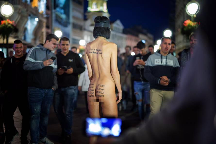 Švicarka Milo Moire prošetala riječkim Korzom potpuno gola