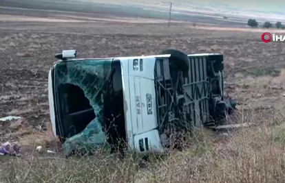 Stravična nesreća u Turskoj: Prevrnuo se turistički autobus, poginulo najmanje šest ljudi