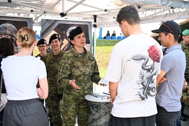 FOTO Pogledajte vježbe HV-a i policije u Okučanima: Borbe, eksplozija i skok padobranom!