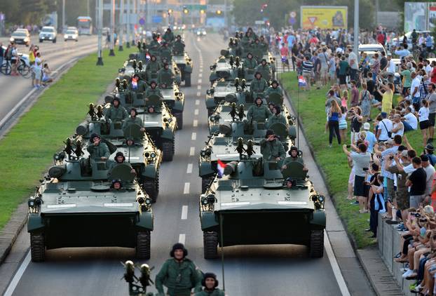 ARHIVA - Na današnji dan 2015. u Zagrebu održan veliki vojni mimohod