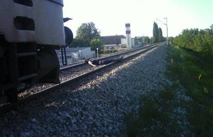 Sisak: Samoubojica legao pred zaustavljeni vlak