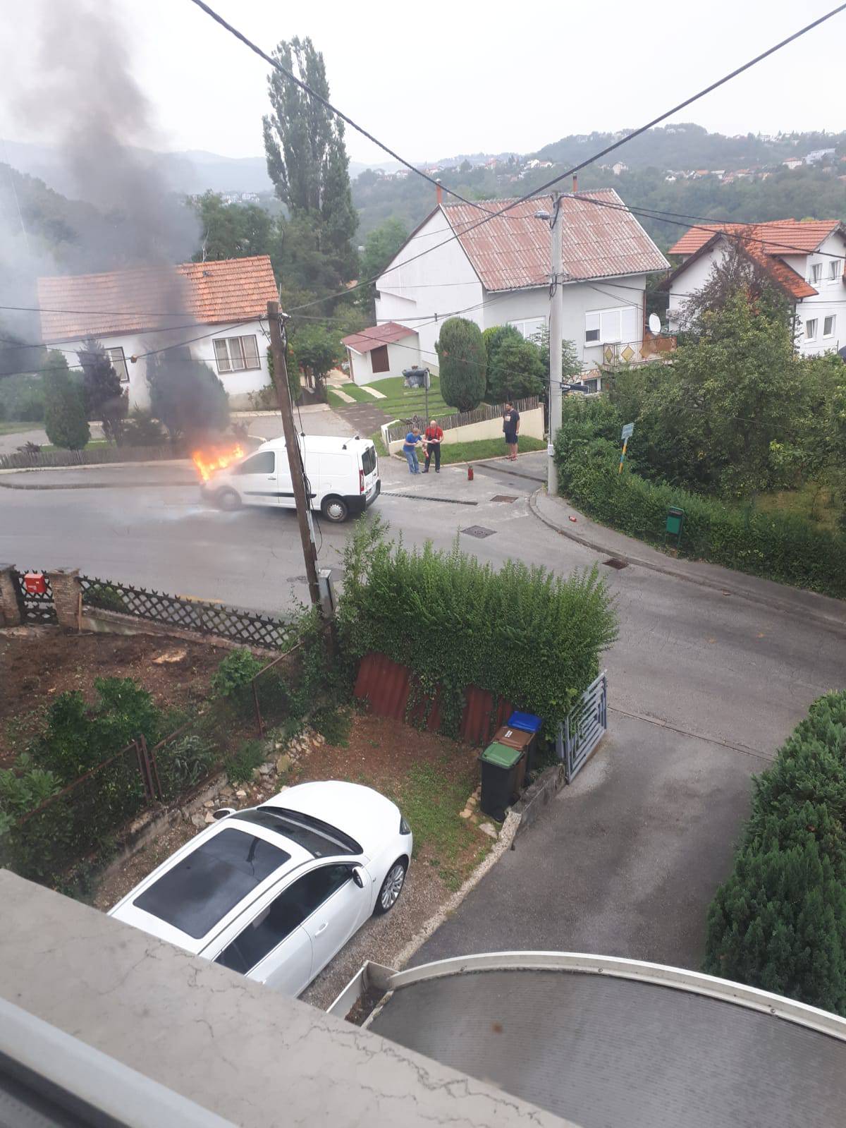 Zapalio se kombi u Zagrebu, stanari ulice pomogli u gašenju