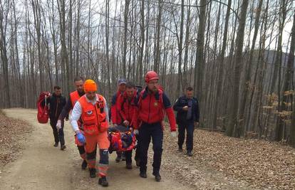HGSS-ovci spašavali ozlijeđenog planinara na Papuku: Bio je s kolegama, pao i izgubio svijest